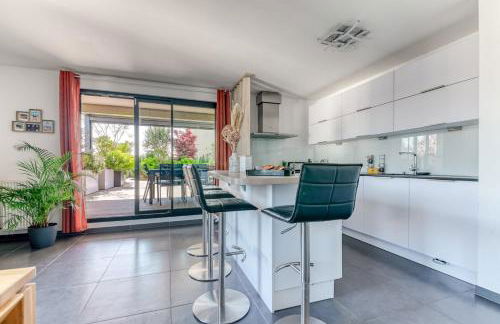 GuestReady - Chic Stay with Jacuzzi and Parking - Photo 2