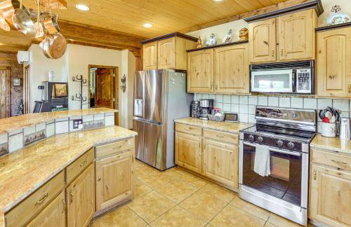 Fish Haven Cabin with Game Room, Views and Deck! - Foto 9