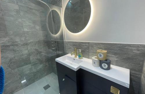 The Jungle Apartment - by Coastline Retreats - Jungle Themed Garden Apartment - Outdoor Bath - Next to Seafront - Childrens Toys - Superfast Wifi - Netflix - Disney - Foto 9