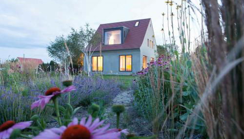 Architectural Gem On The Cornfield - Photo 2