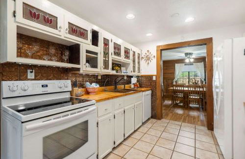 The Cozy Cottage Getaway - Private Pool & Hot Tub - Foto 15