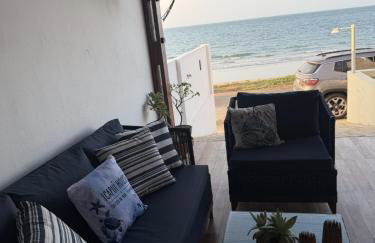 De frente para o mar com a comodidade de acesso as 5 suites climatizadas todas no Terreo - Foto 2