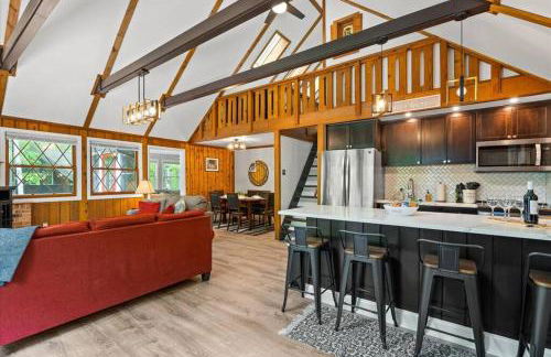 The Gingerbread House - 4 BR chalet, Sunroom, Deck, sleeps 10, modern amenities - Foto 36