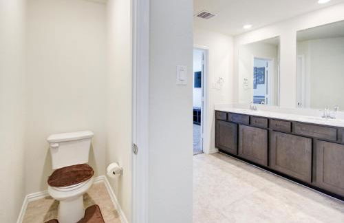 Meticulously-maintained 3-BR Townhouse w/ Backyard ~ Double-Story! - Foto 23