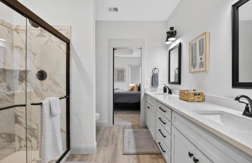 Plush & Roomy - Perfect for All Ages near KU & KC - Photo 24