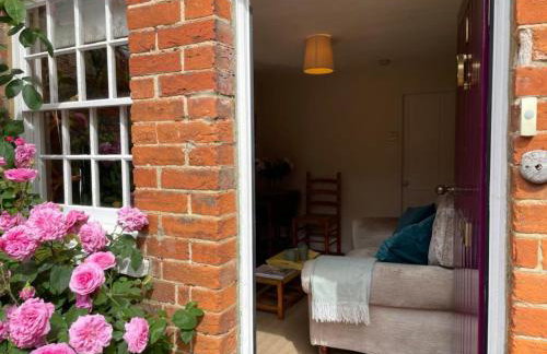 Historic Cottage in Heart of Farnham nr the Castle - Photo 10