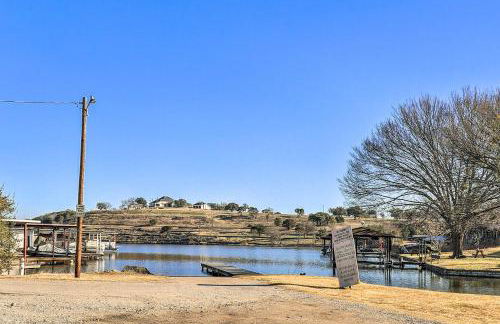 Lake Granbury Views and Game Room! Modern Escape - Foto 36