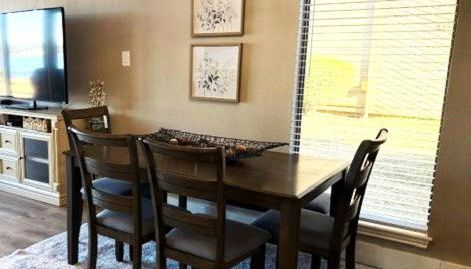 Lake Vibes with Champagne Views - Photo 4