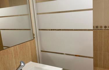 Bajo con jardín a pie de playa y piscina comunitaria con jacuzzi - Foto 23