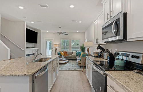 Mins to the Beach/King Beds/Arcade-Snowbird Deals! - Foto 6