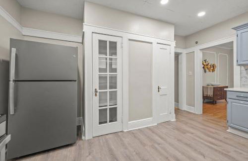 2-Story Stay with Game Lounge & Free Parking Spots - 5 mins to NYC Train - Foto 4