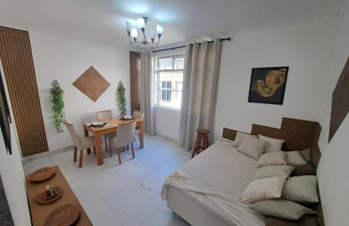 Barra - Espaçoso Apt frente Shopping Barra - 100 m2, 2 quartos, varanda, sala, banheiro e cozinha completa, 2 camas casal, 1 cama de solteiro, 1 sofá cama - Foto 41