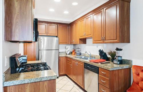 Beverly Hills 2 bed 2 bath Penthouse with Den and Parking 414 - Photo 15