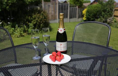 CHURCH ROAD by BOURNECOAST - A Spacious Bungalow in the Popular Hengistbury Head Area Near the Sandy Beaches - HB5830 - Foto 21