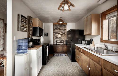 Lustrous Lakefront Cabin Oasis near Lake Ferndale in West Virginia - Foto 17