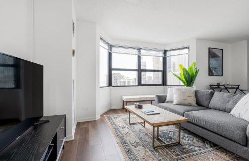 Gold Coast 2BR w Gym Pool nr Oak St Beach CHI-207 - Photo 1