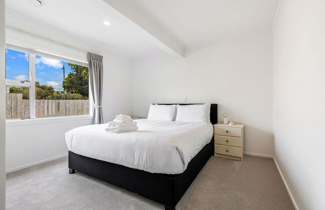 Spacious Renovated 3BR in Ellerslie I Zodiak Stays - Photo 3