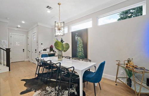 Black House - Downtown Elegance with HotTub and King Beds - Photo 7