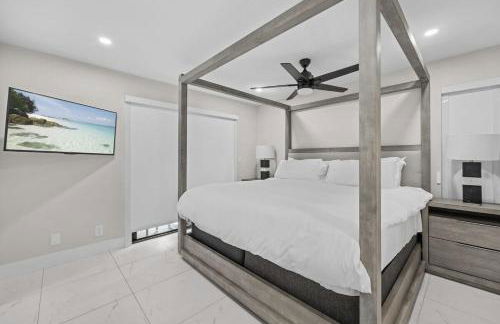 Luxe Pool Home minutes from the beach! - Photo 12