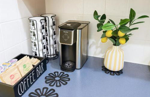 Entire Home 3BR Hidden Gem Getaway with Level 2 EV Charger, Central Location - Foto 8