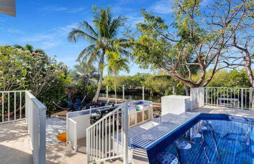 NEW LISTING! Reel Joy Waterfront Luxe with Pool and Private Dock home - Foto 44