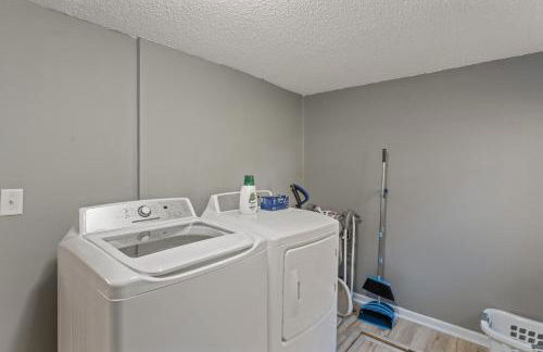 3BD Family Retreat - 4 Mins to UND - Yard Games - Foto 24