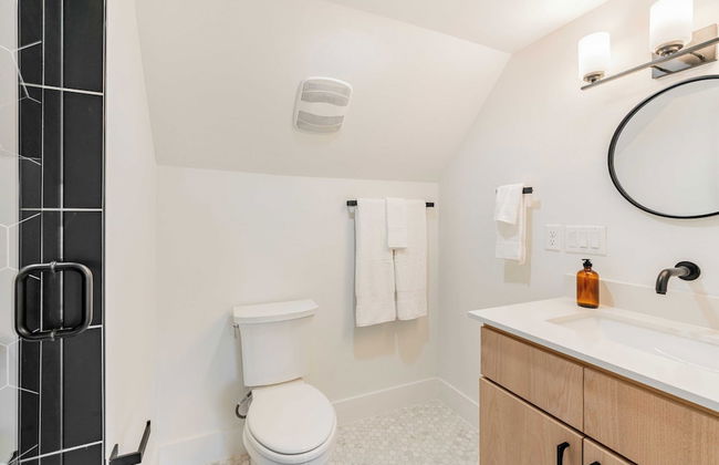 Modern Retreat w/ Pool, Guest House & Deck Lounge Henley by Avantstay - Foto 30