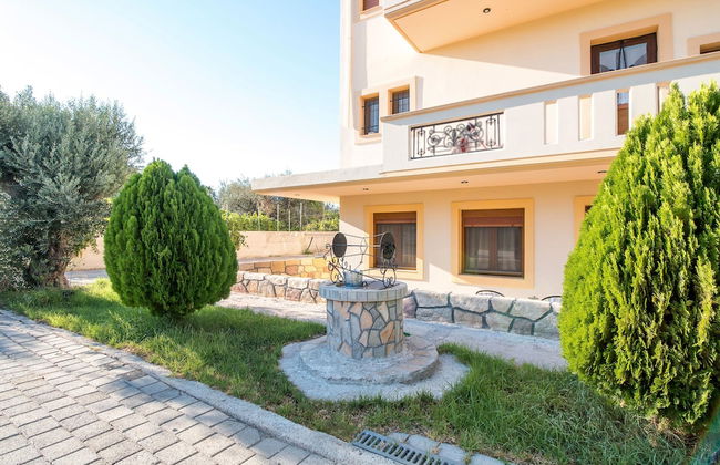 Cozy Family Home Near the Beach - Photo 1