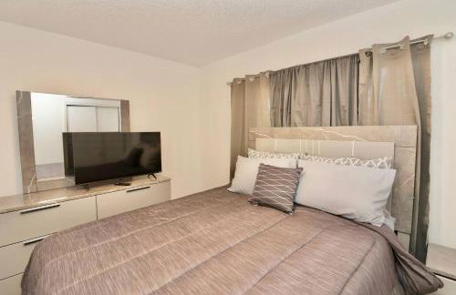 Luxury Oasis Getaway w/pool 15 mins from beach - Foto 27