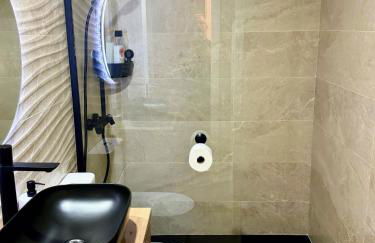 Airport Madrid Plenilunio Suites blue - Photo 6