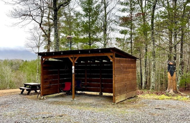 Perfectly private! Hot tub, king sized bed, grill, washer/dryer, and motorcycle friendly! Studio Cabin by RedAwning - Foto 24