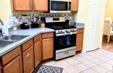 Joyful and Bright 4 Bedroom 3 Bathroom Pool Home - Foto 31