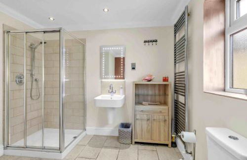 Sea Downs House with Free Parking By My Getaways - Foto 31