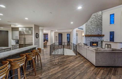 Cozy mountain home w riverfront patio - Foto 32