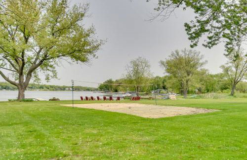 Pistakee Lake Estate with Boat Dock and Hot Tub! - Foto 36