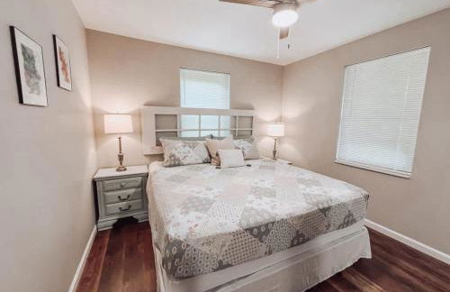 The Refuge on 5th - Pets , Patio & Firepit - Photo 4