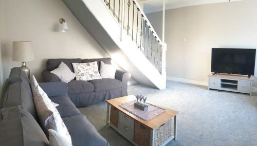 Cosy 3 bedroom residential house, private garden, 30 minutes from Alton Towers, 5 minute walk to Trentham Gardens. - Foto 2