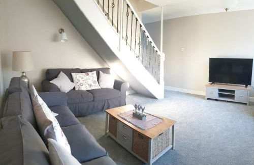 Cosy 3 bedroom residential house, private garden, 30 minutes from Alton Towers, 5 minute walk to Trentham Gardens. - Foto 2