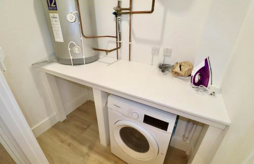 Chertsey Modern 2-Bed Flat with Ensuite, Parking & Ultra-Fast WiFi - Foto 10