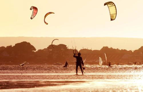 Spacious 5-Bedroom Victorian House Near Sandbanks - Sleeps 14, Parking & Garden - Foto 35