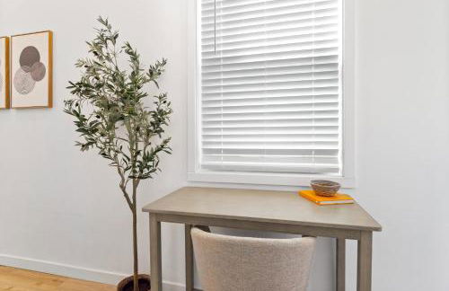 Uptown Haven Walkable Home with Bikes and Firepit near Downtown - Foto 20