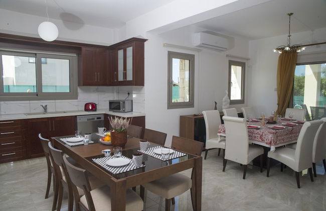 Stunning new Beach Front Villa,1st Line to the Beach, Large Pool, Wonderful Area - Foto 47