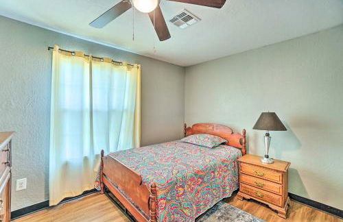 Centrally Located Lawton Home Dogs Welcome! - Foto 17