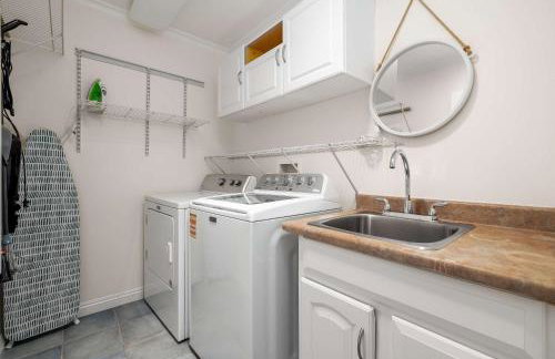 Huge House with Pool! Sleeps 16 - BBQ - Shuffleboard - Foto 37