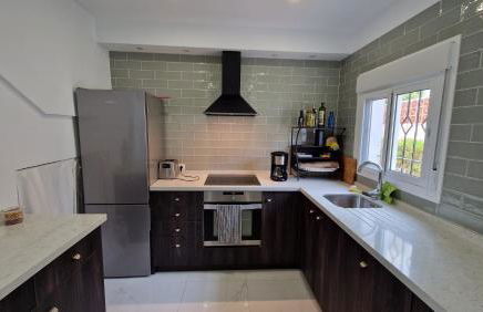 Stilfullt semesterhus nära pool och strand. - Foto 13