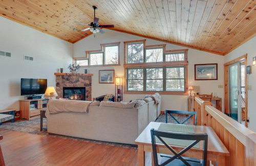 Lakefront Tomahawk Getaway with Deck and 2 Fireplaces! - Foto 1