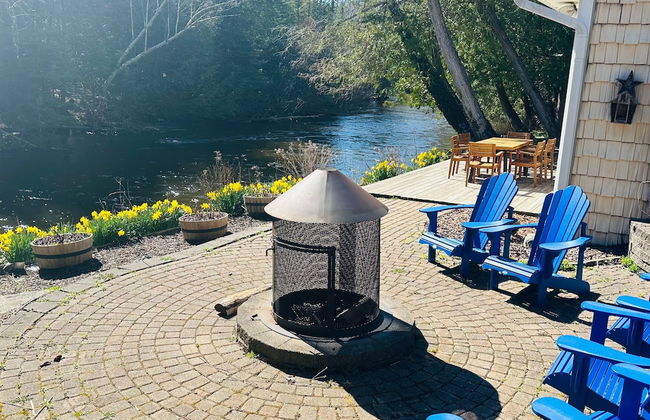 Boardman Monarch Upscale River Lodge HOT Tub! - Foto 3