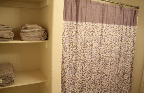 3 queen beds, 1 twin bed, 2 rooms, 1 and a half bath, self check-in, flexcation equipped - Foto 14