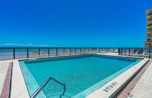 Ocean View Balcony just STEPS to the Beach with Pool, Parking and Wi-Fi! - Foto 17