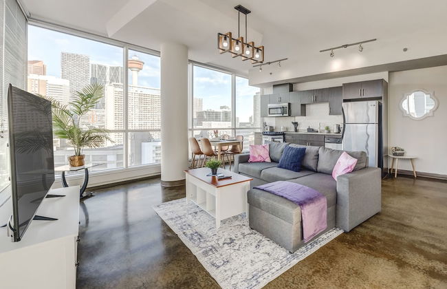 Luxury 2BR Condo - Downtown City Views - Photo 1